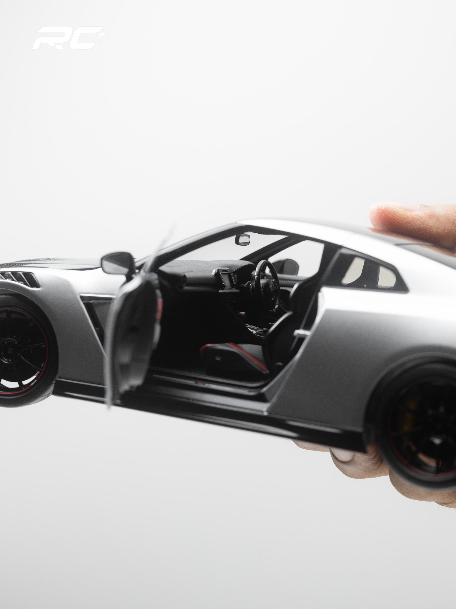 MOTORHELIX 1:18 Nissan GT-R NISMO (R35) Special Edition 2022 NISMO Ultimate Metal Silver