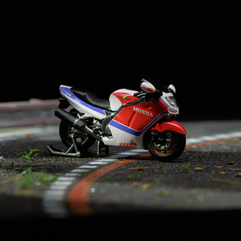 MOREART1:64 HONDA CBR1100XX RED AND WHITE STRETCH MOTORCYCLE DOLL SET RESIN MODEL