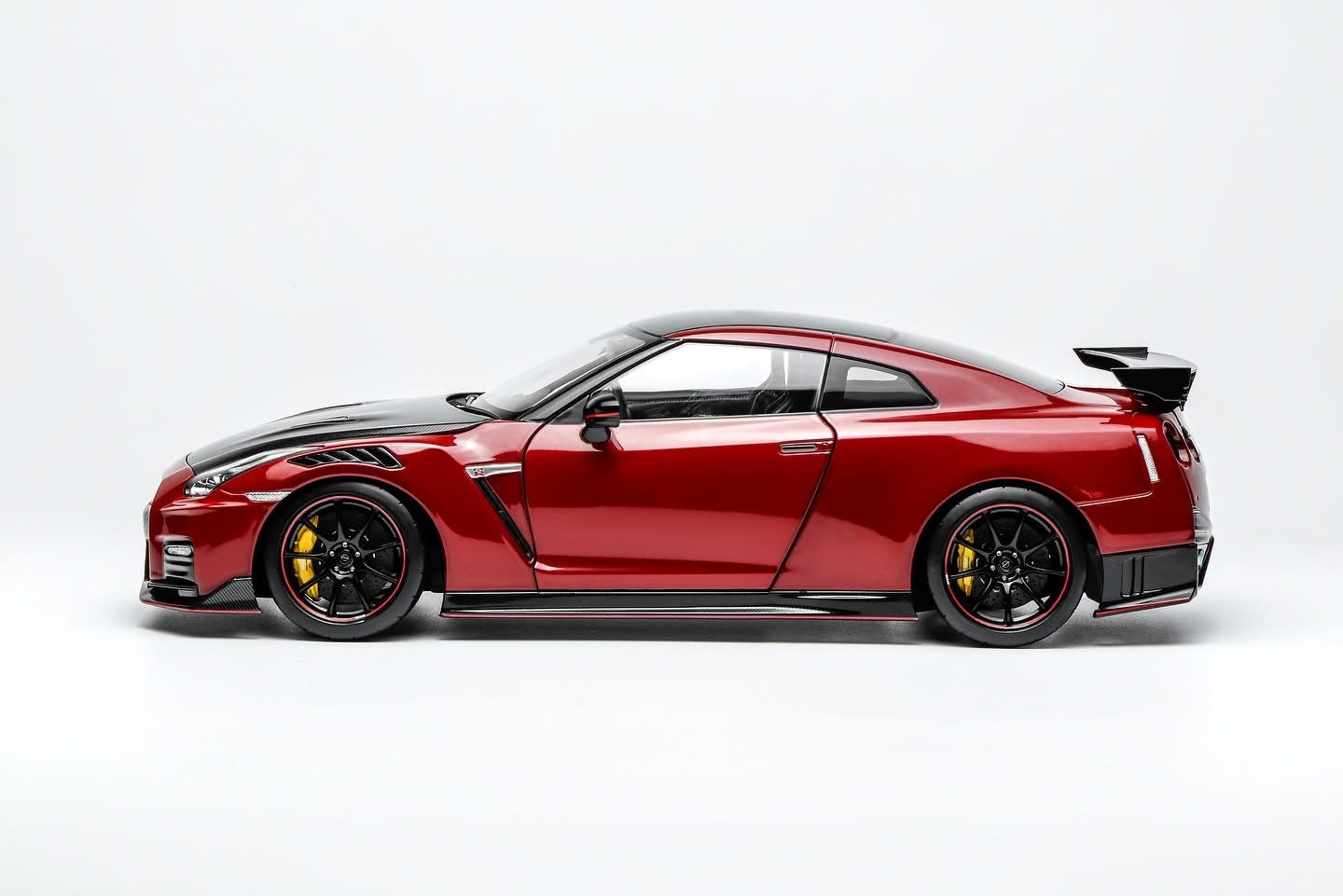 MOTORHELIX 1:18 Nissan GT-R NISMO (R35) Special Edition 2022 NISMO Vibrant Red