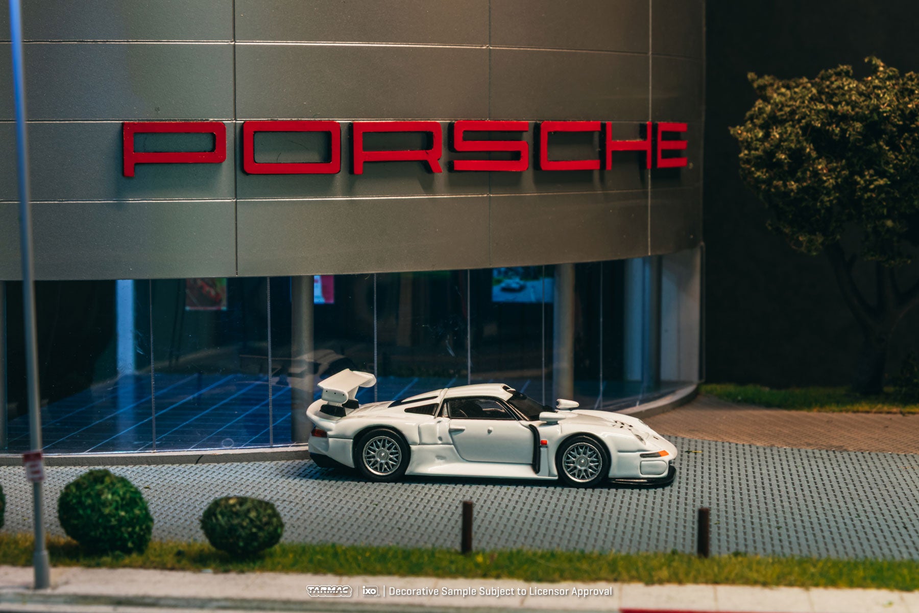 Tarmac Works - Porsche 911 GT1 White